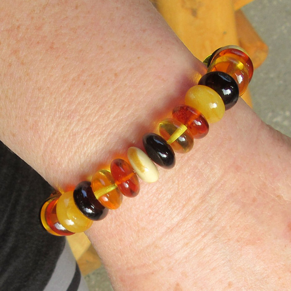 Einzigartiges Armband aus polierten Bernsteindonuts