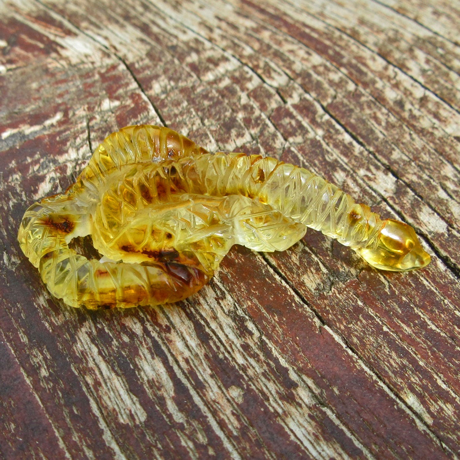 Einzigartige Schlange aus handgeschliffenem Bernstein