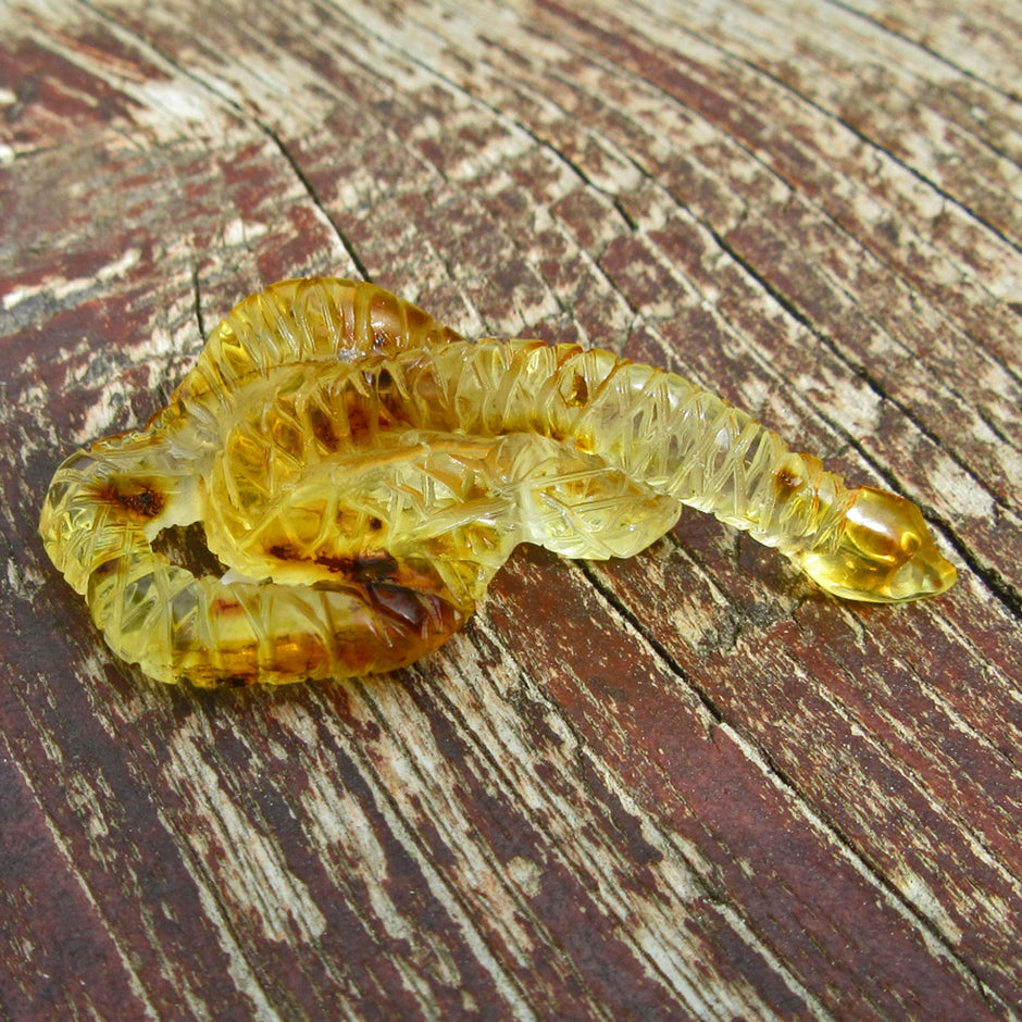 Einzigartige Schlange aus handgeschliffenem Bernstein