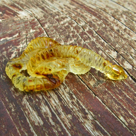 Einzigartige Schlange aus handgeschliffenem Bernstein