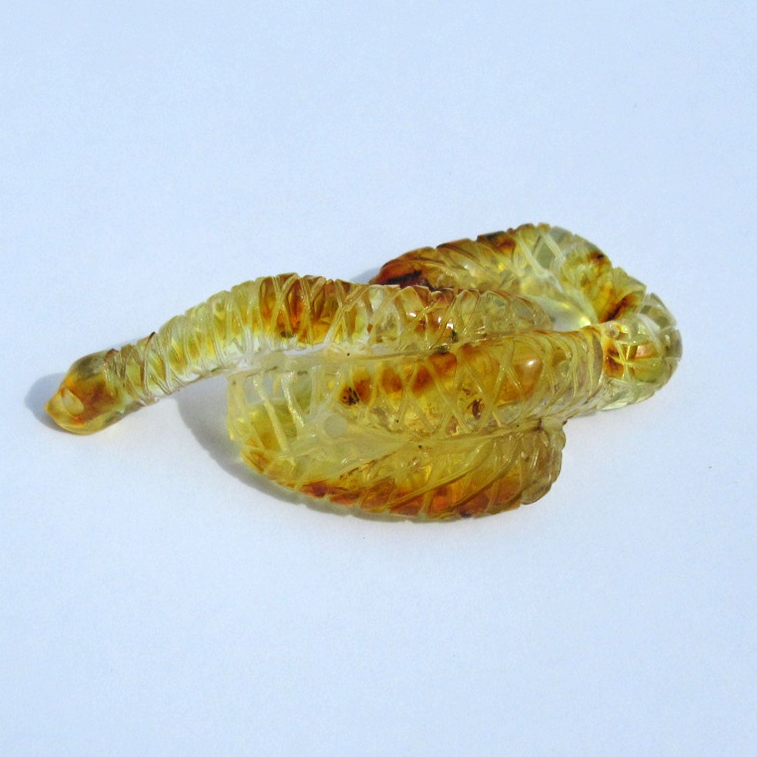 Einzigartige Schlange aus handgeschliffenem Bernstein