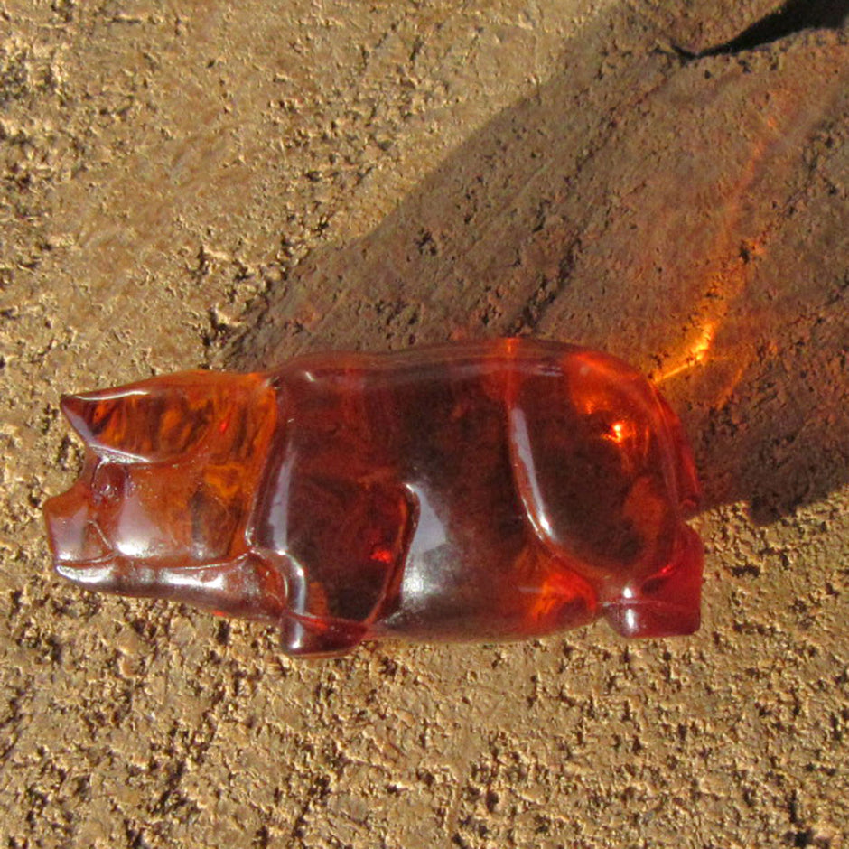 Feines Glücksschweinchen aus goldgelbem Bernstein – liebevoll handgeschliffen