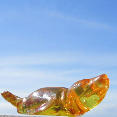 Seehund aus kognacfarbenem Bernstein, Unikat