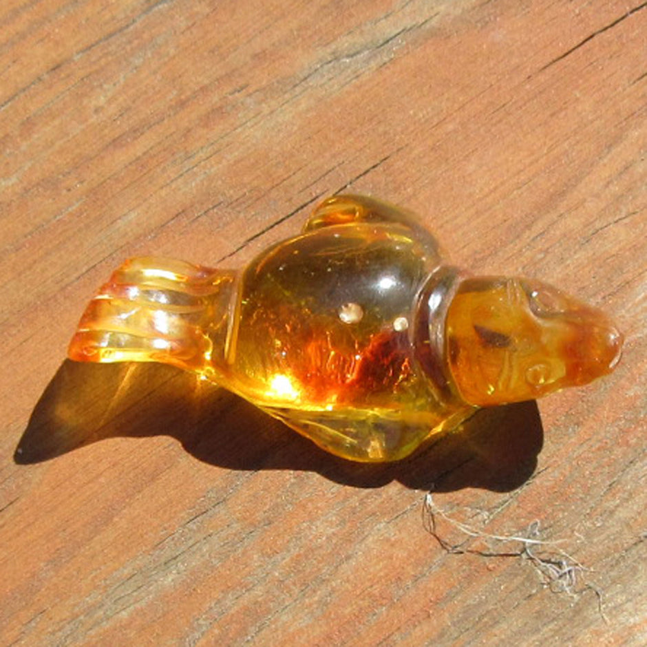 Seehund aus kognacfarbenem Bernstein, Unikat