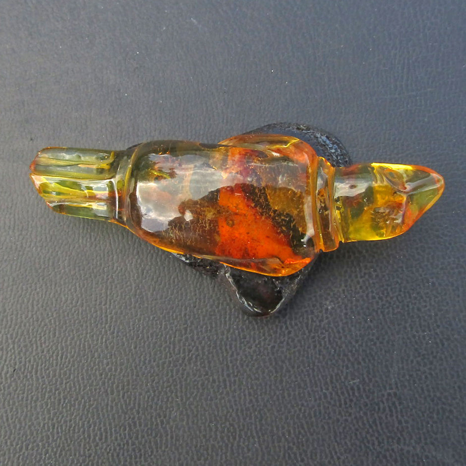 Edel Bernsteinseehund auf dunklem Sockel – Unikat