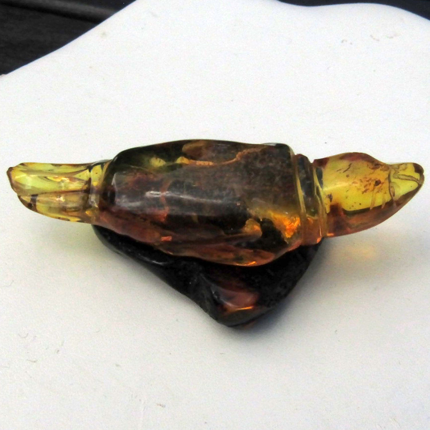 Edel Bernsteinseehund auf dunklem Sockel – Unikat