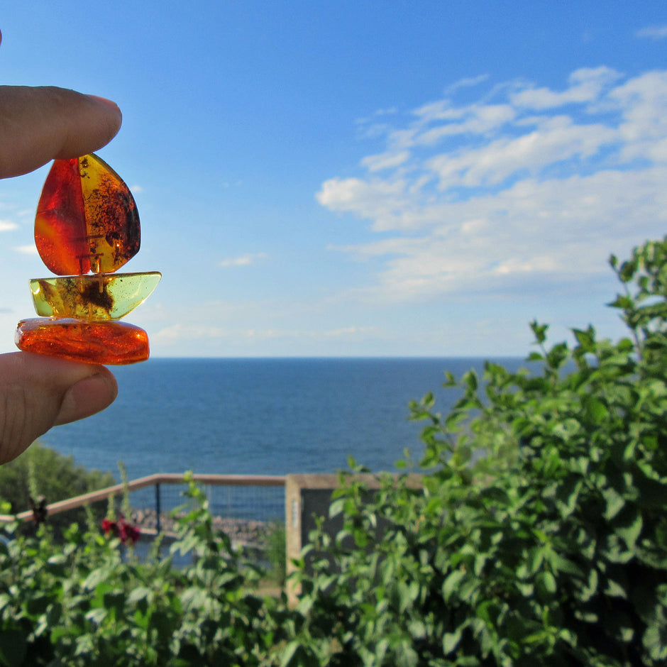 Bernsteinsegelschiff von der Ostsee-Insel Rügen