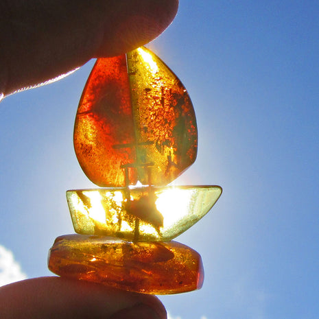 Bernsteinsegelschiff von der Ostsee-Insel Rügen