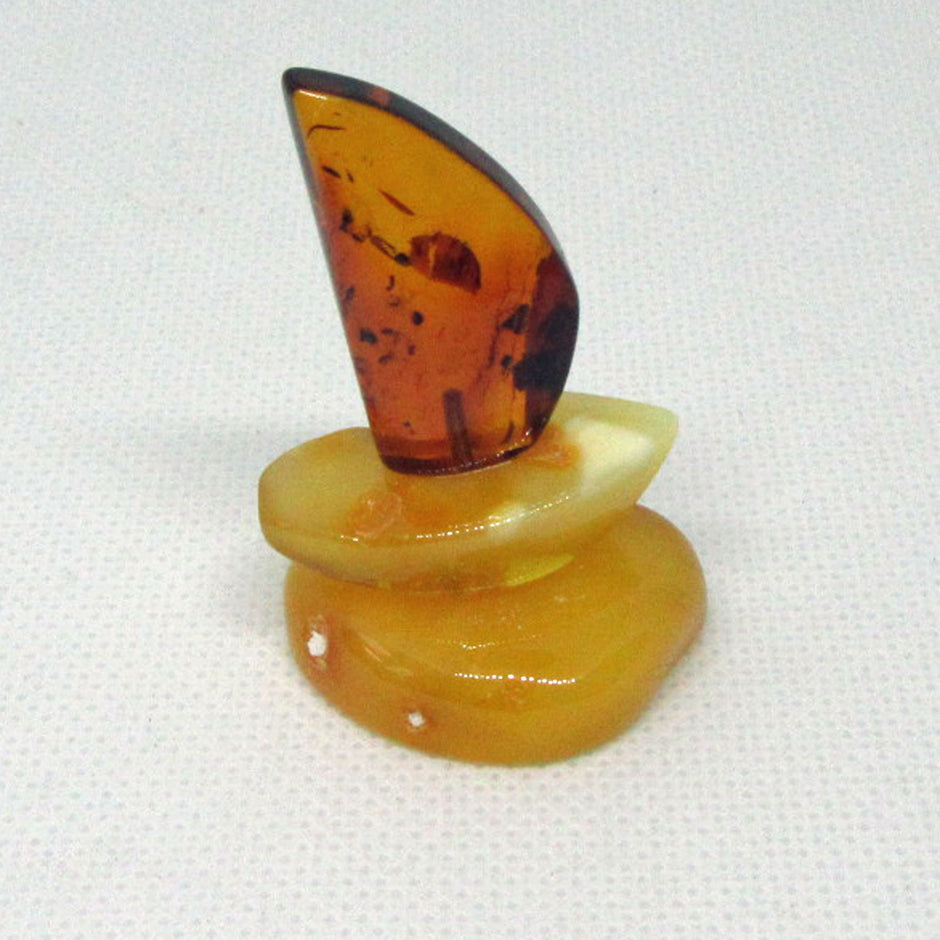 Schickes Segelboot aus drei verschiedenen Bernsteinen