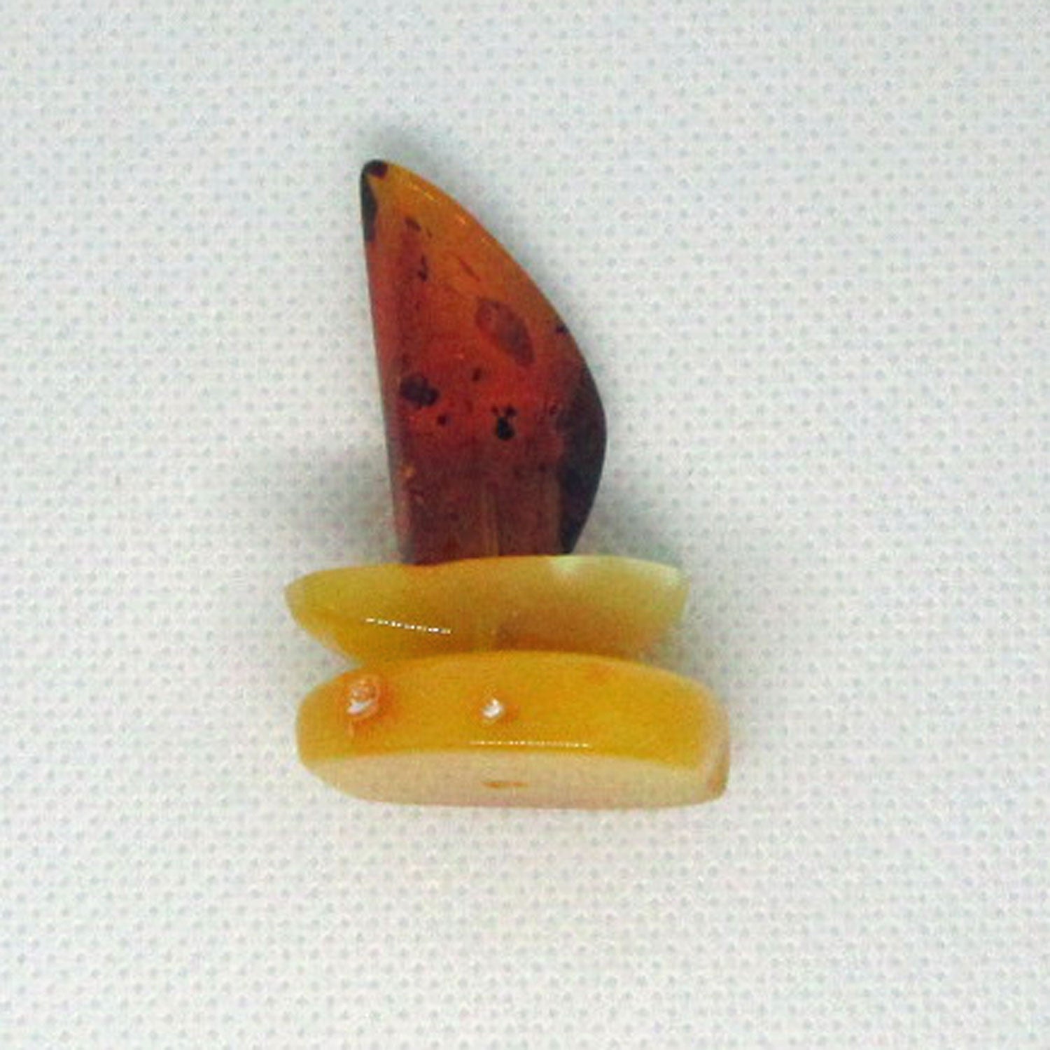 Schickes Segelboot aus drei verschiedenen Bernsteinen