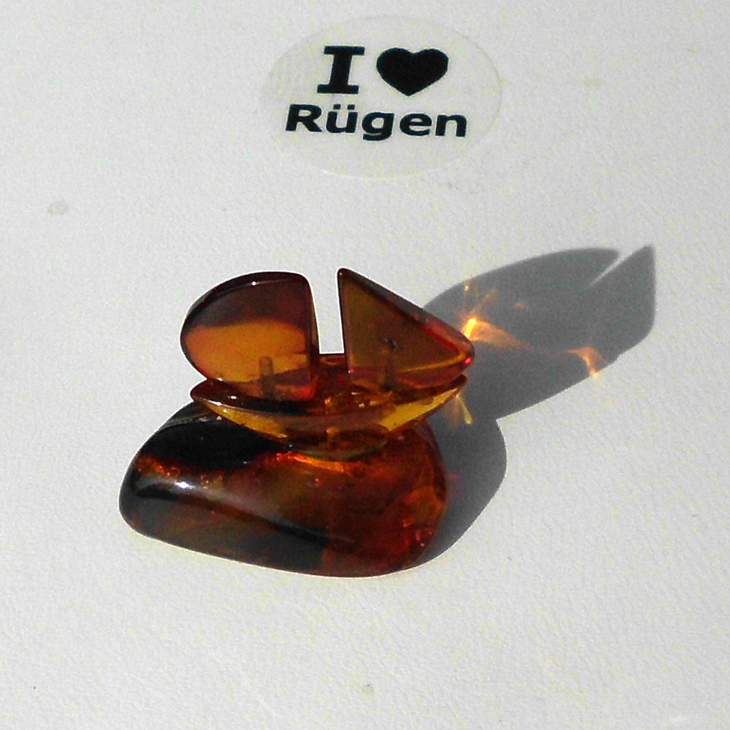 Handgefertigtes Segelschiff aus Rügener Strandgut