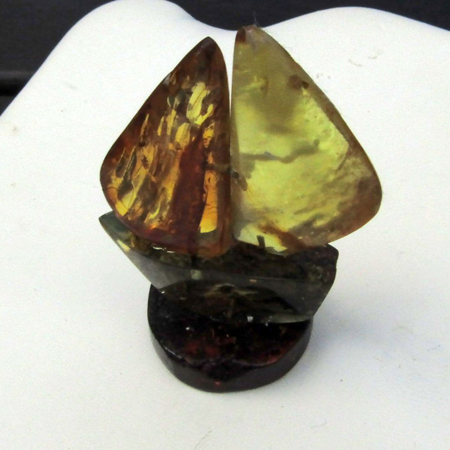 Einzigartiges Segelschiff aus Bernstein – maritimes Kunstwerk