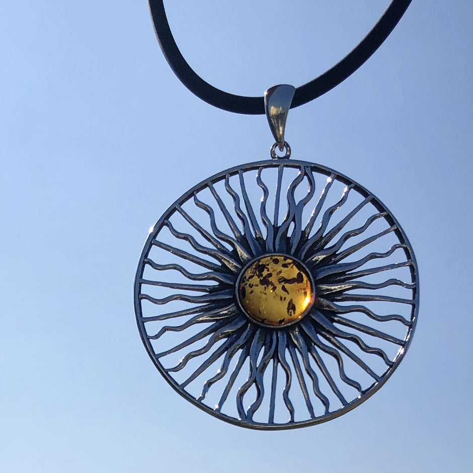 Edler Anhänger als Sonne aus Silber mit kognacfarbenem Bernstein, mit kleinen Einschlüssen