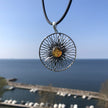 Edler Anhänger als Sonne aus Silber mit kognacfarbenem Bernstein, mit kleinen Einschlüssen