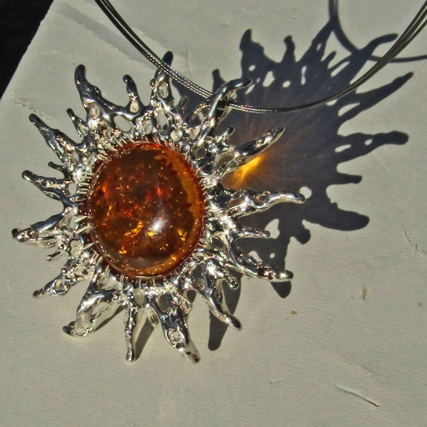 Großer Sonnenschein-Anhänger aus Silber mit Bernstein