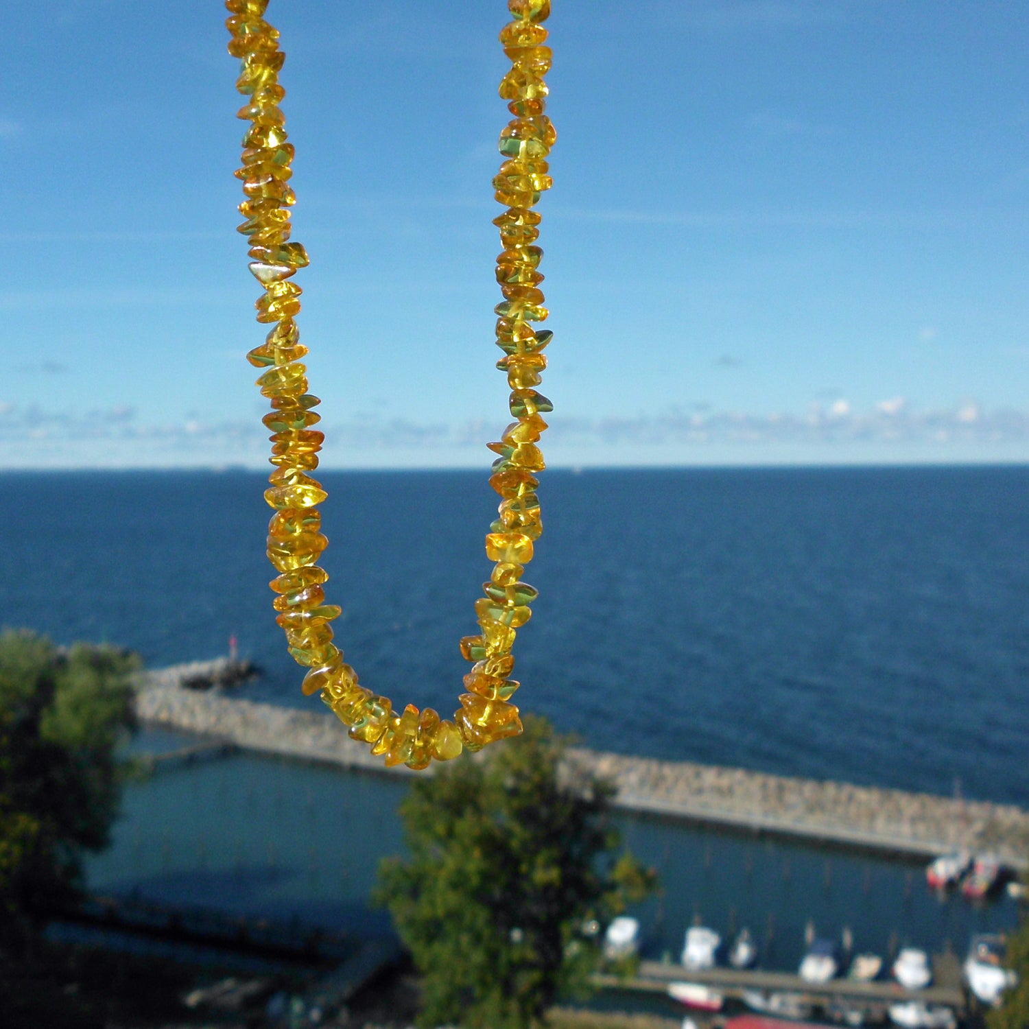 Goldgelbe Kette aus handverlesenen Bernsteinsplittern