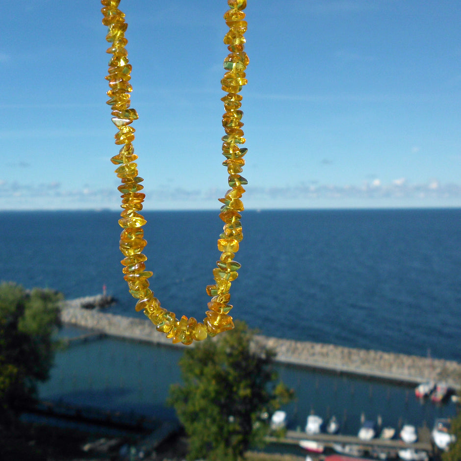 Goldgelbe Kette aus handverlesenen Bernsteinsplittern