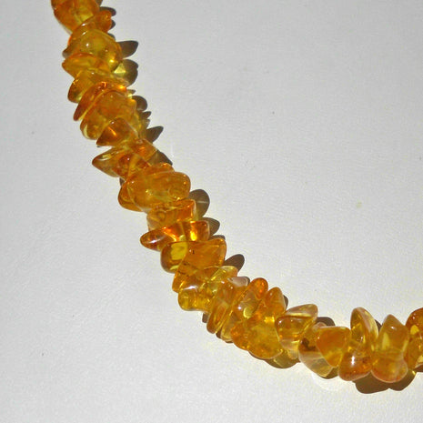 Goldgelbe Kette aus handverlesenen Bernsteinsplittern