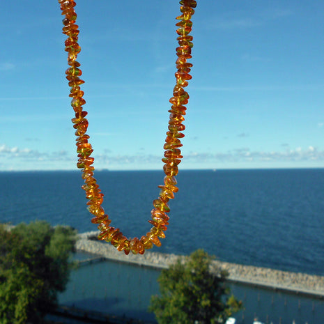 Kette aus Kognacfarbenen Bernsteinsplittern, Unikat