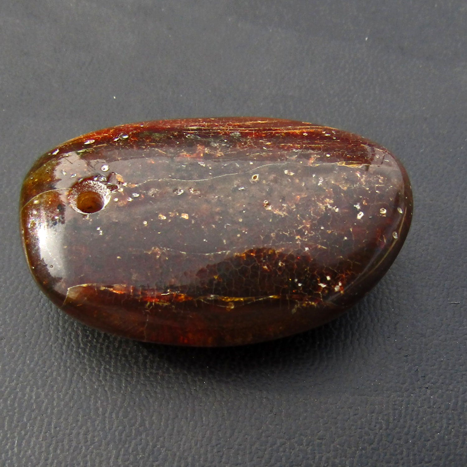 Einzigartiges, gebohrtes Bernsteinstück von Rügen