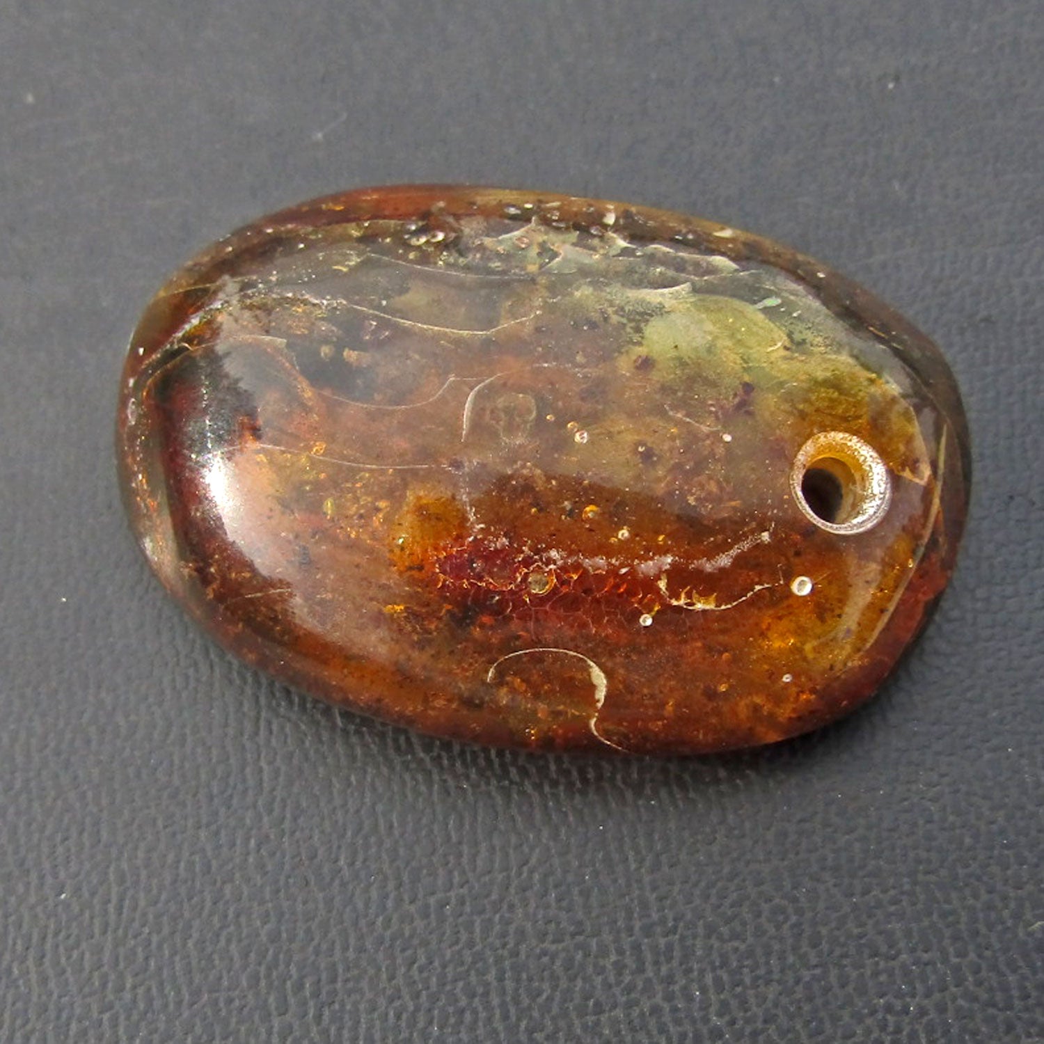 Einzigartiges, gebohrtes Bernsteinstück von Rügen