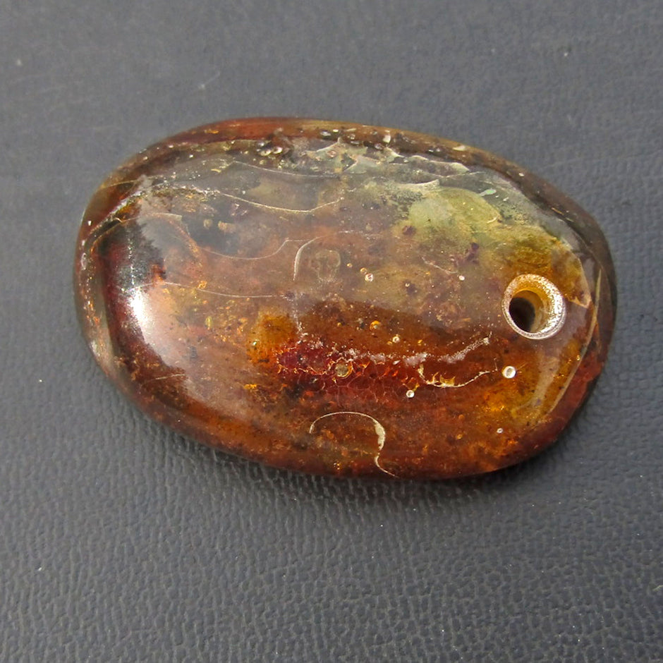 Einzigartiges, gebohrtes Bernsteinstück von Rügen