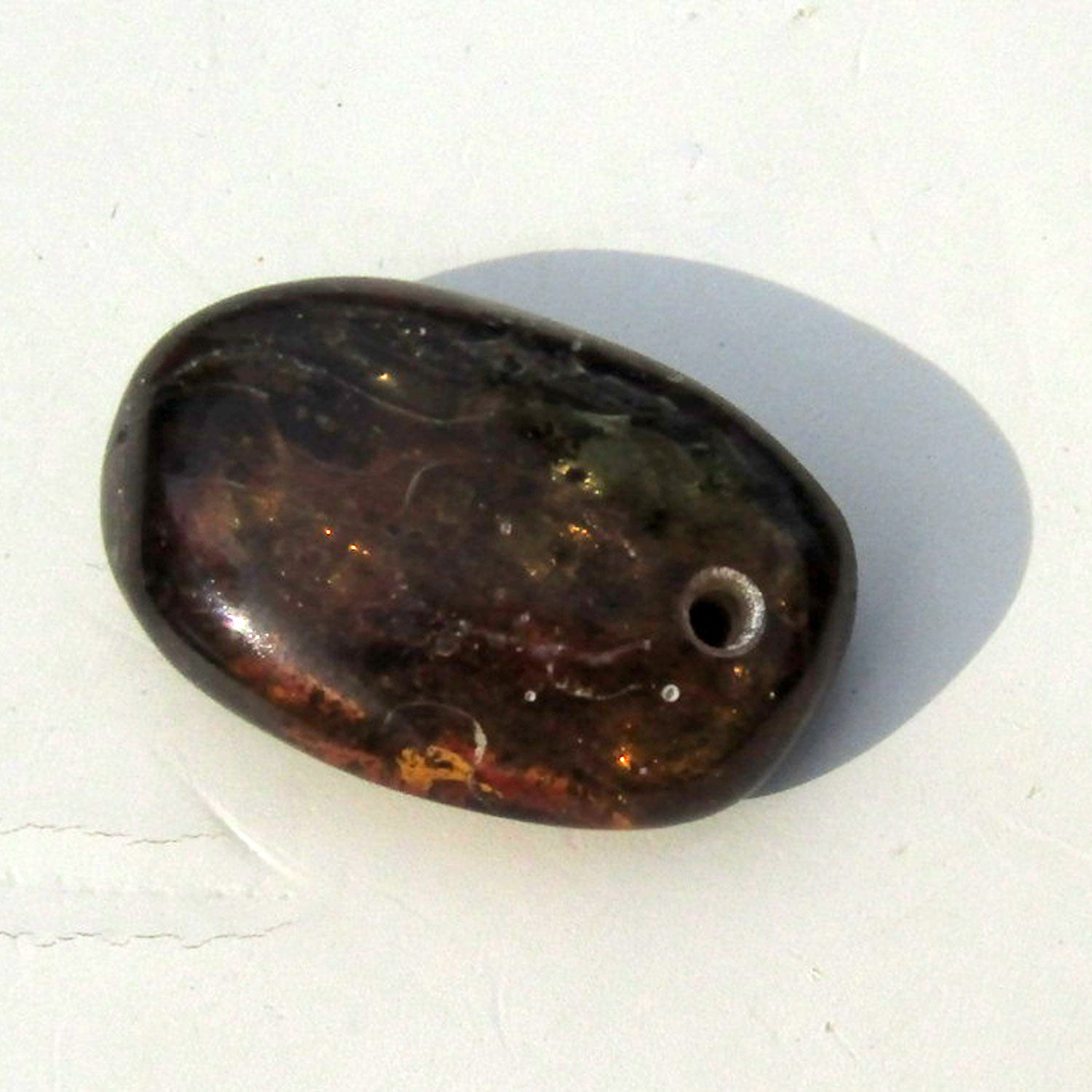 Einzigartiges, gebohrtes Bernsteinstück von Rügen