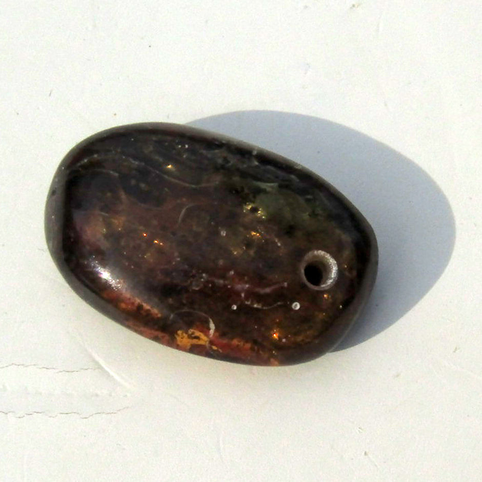 Einzigartiges, gebohrtes Bernsteinstück von Rügen