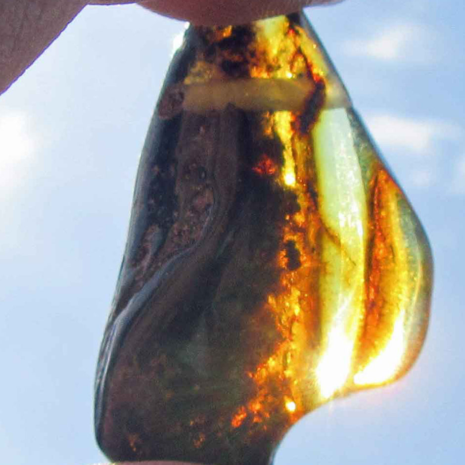 Schön geschliffenes, zwei farbiges Bernsteinstück