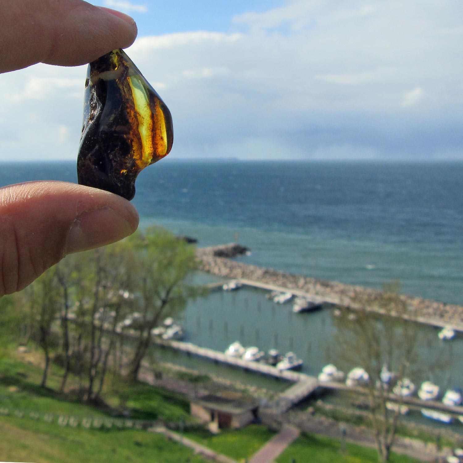 Schön geschliffenes, zwei farbiges Bernsteinstück