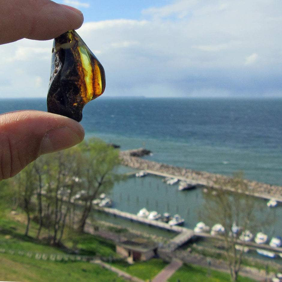 Schön geschliffenes, zwei farbiges Bernsteinstück