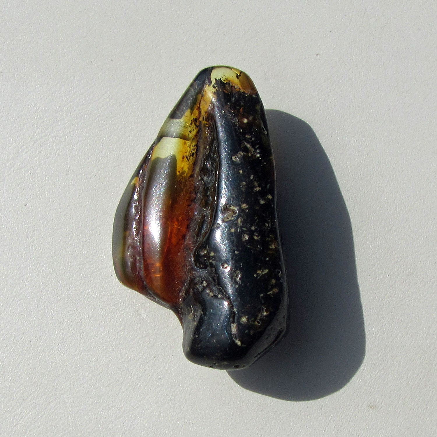 Schön geschliffenes, zwei farbiges Bernsteinstück