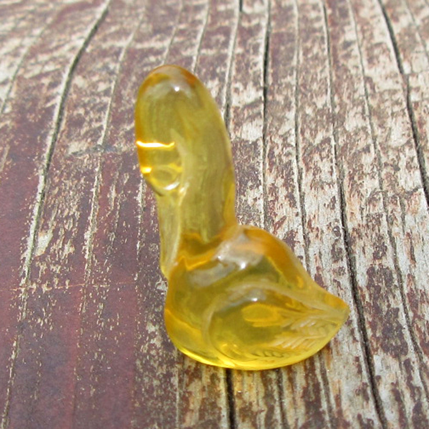 Kleiner Vogel aus transparentem Bernstein, Einzelstück