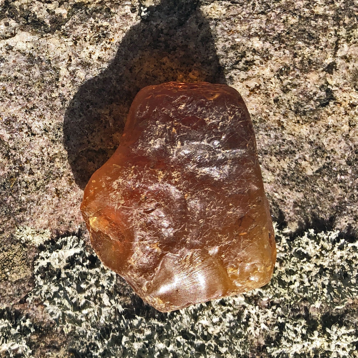 Unpoliertes Bernsteinstück von der Ostsee-Insel Rügen