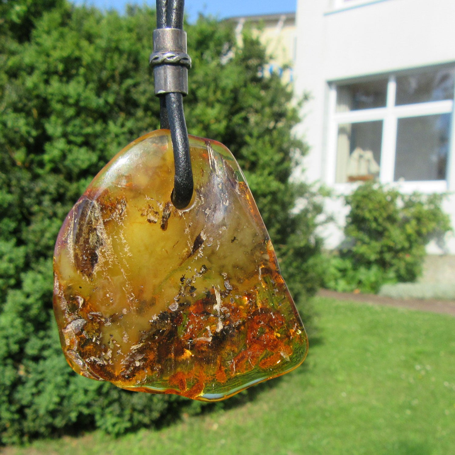 Wunderschöner grosser Anhänger aus poliertem Bernstein an einem Ledercollier / UNIKAT !!!