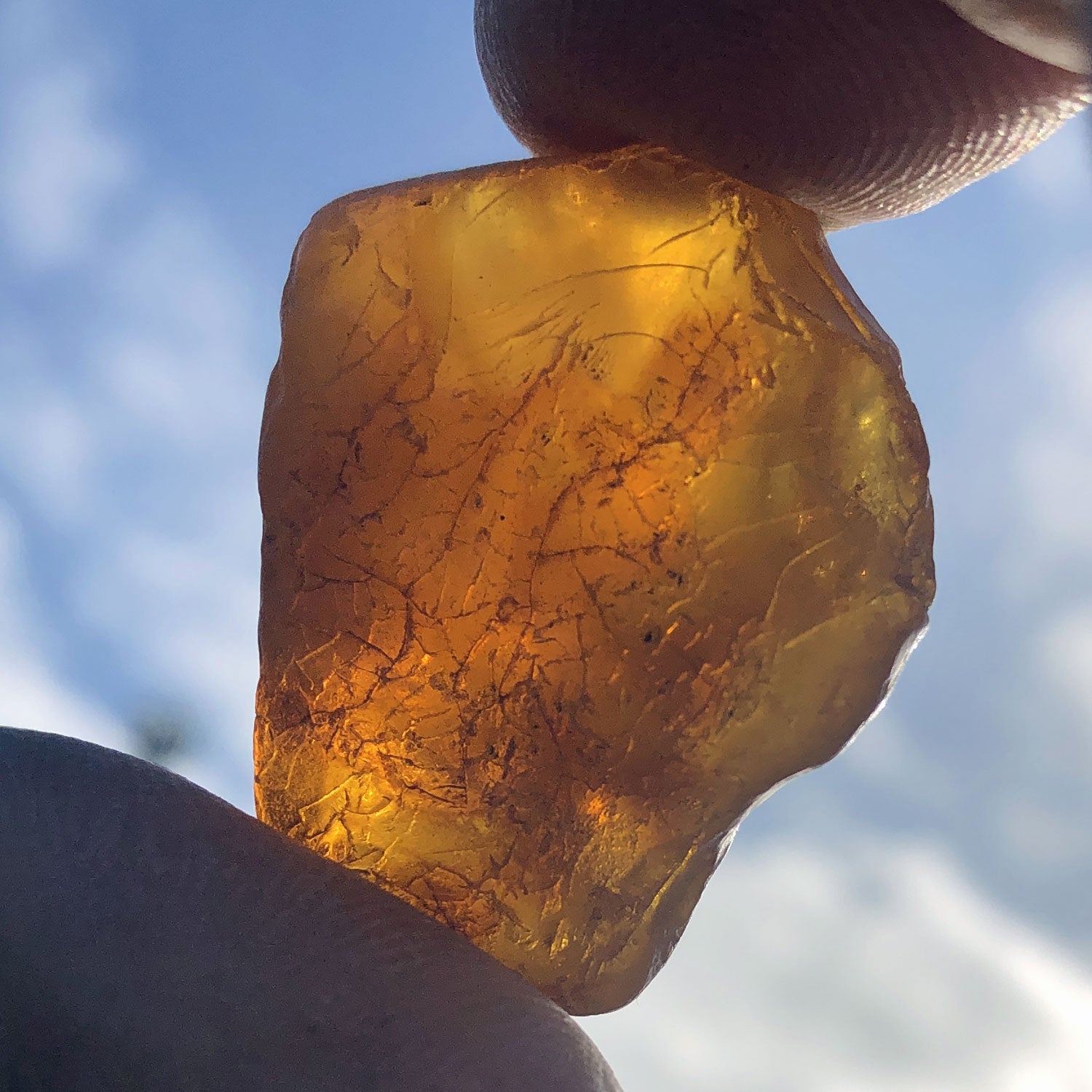 Unpoliertes Bernsteinstück von der Ostsee-Insel Rügen