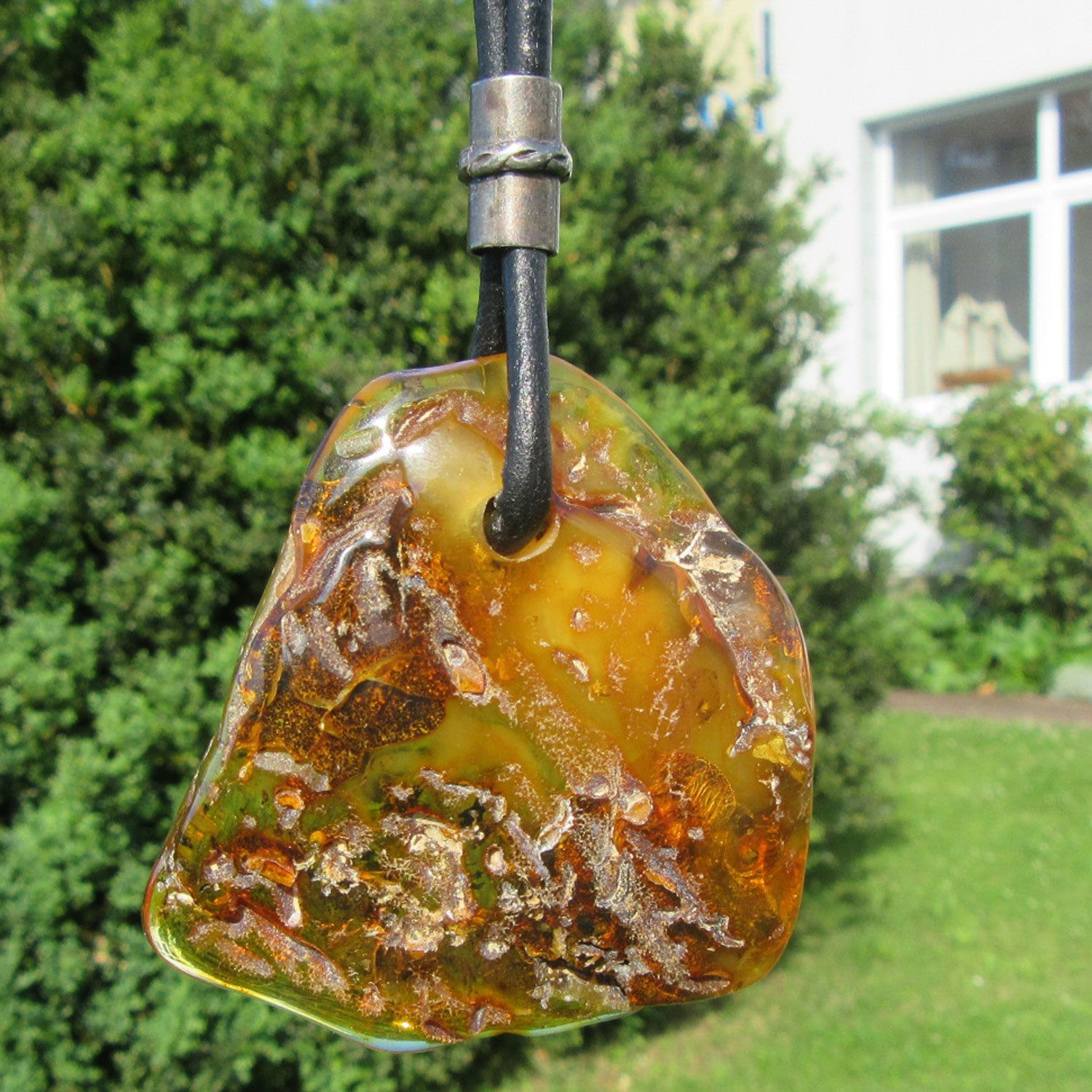 Wunderschöner grosser Anhänger aus poliertem Bernstein an einem Ledercollier / UNIKAT !!!