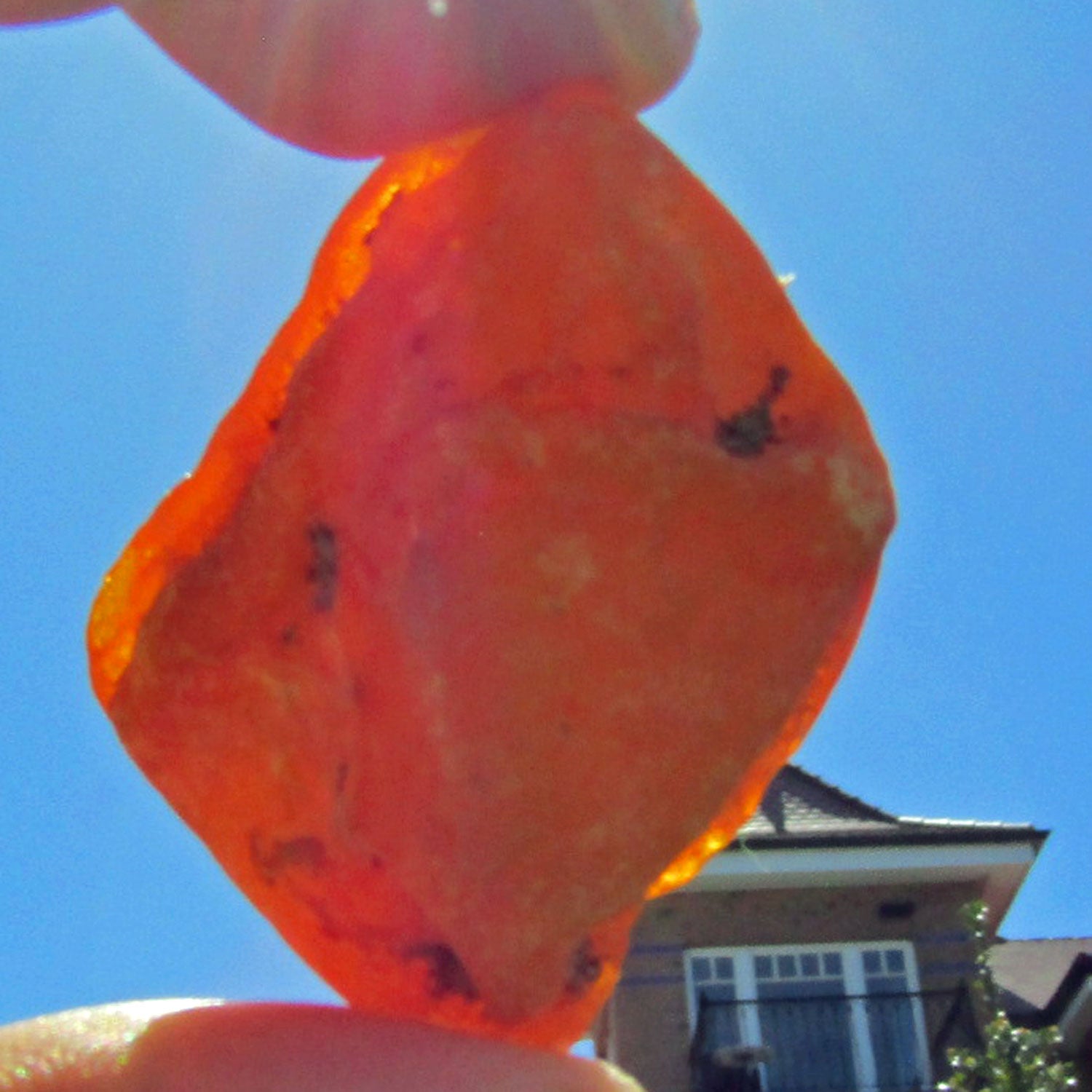 Ungepoliertes Bernsteinstück von der Ostsee-Insel