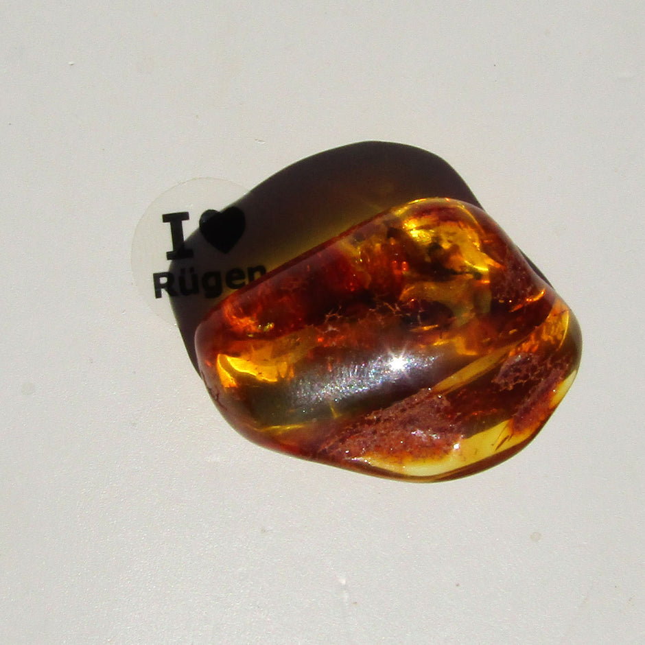 Naturgeformtes Bernsteinstück von der Ostsee-Insel Rügen