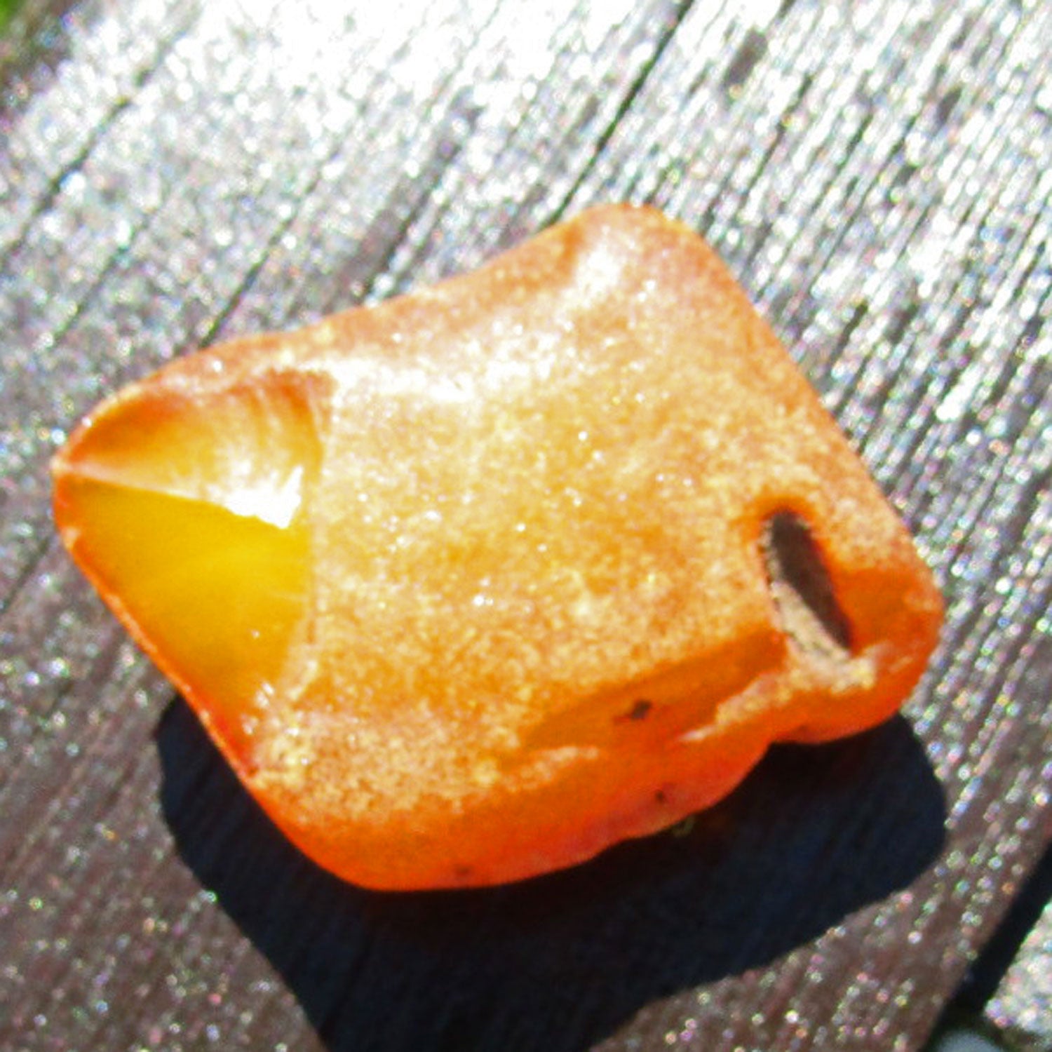 Ungepoliertes Bernsteinstück von der Ostsee-Insel