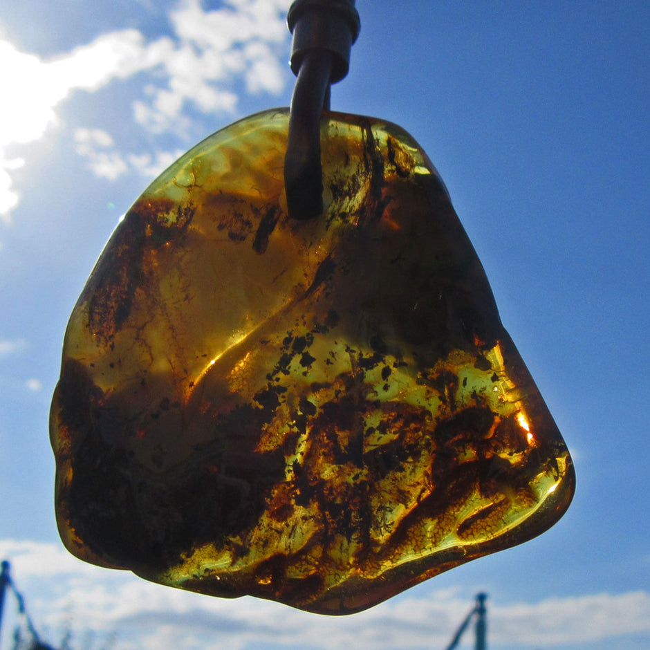 Wunderschöner grosser Anhänger aus poliertem Bernstein an einem Ledercollier / UNIKAT !!!