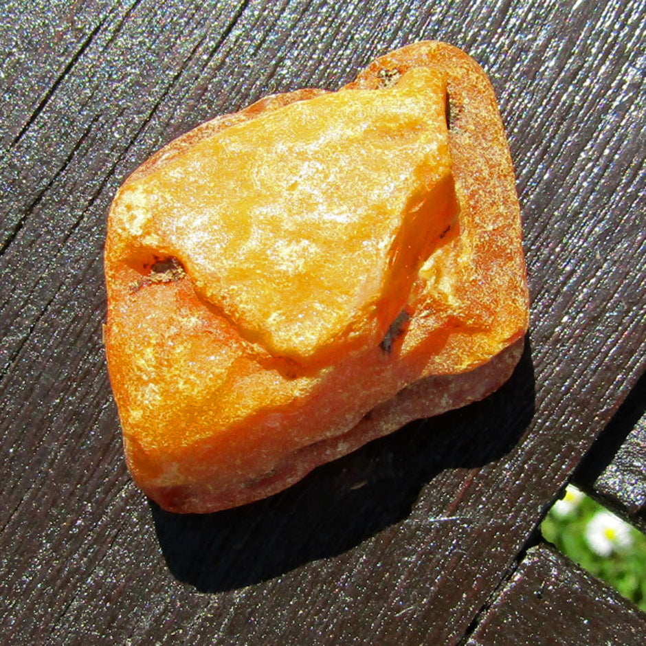 Ungepoliertes Bernsteinstück von der Ostsee-Insel