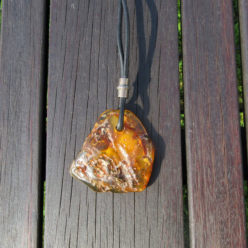 Wunderschöner grosser Anhänger aus poliertem Bernstein an einem Ledercollier / UNIKAT !!!