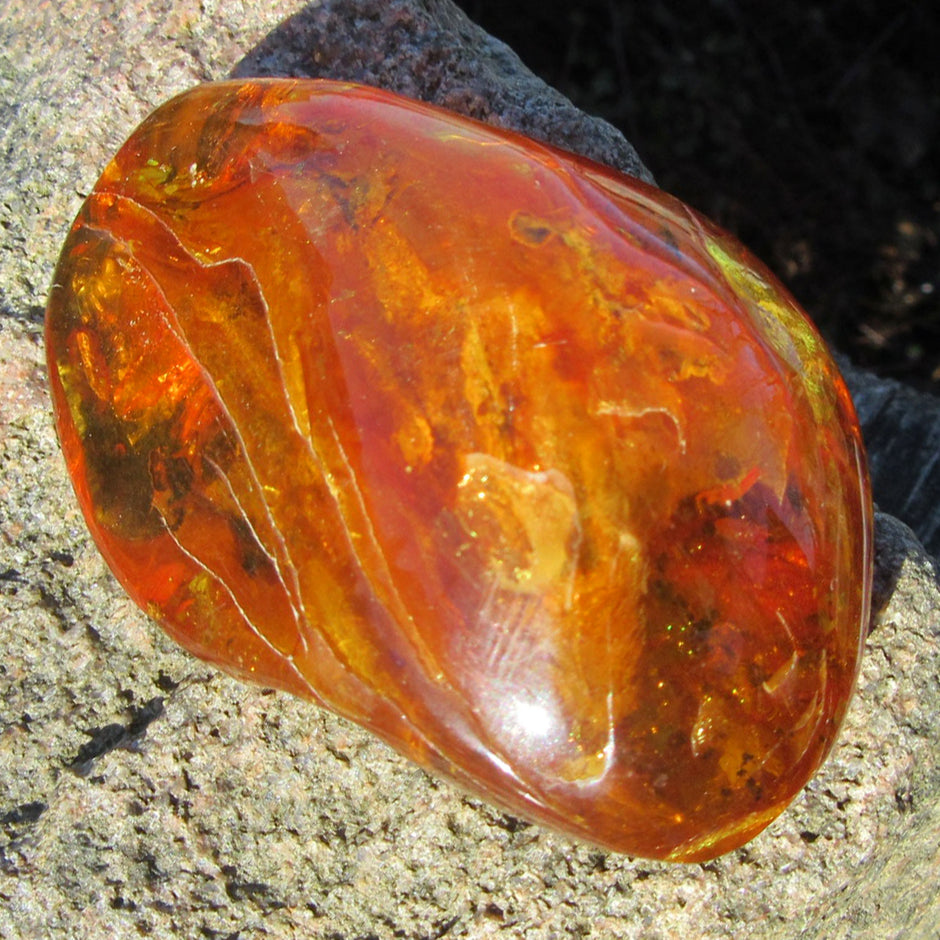 Wunderschönes Bernsteinstück poliert, mit Einschlüssen