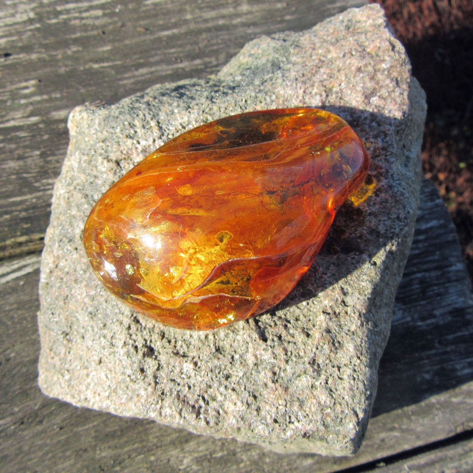 Wunderschönes Bernsteinstück poliert, mit Einschlüssen