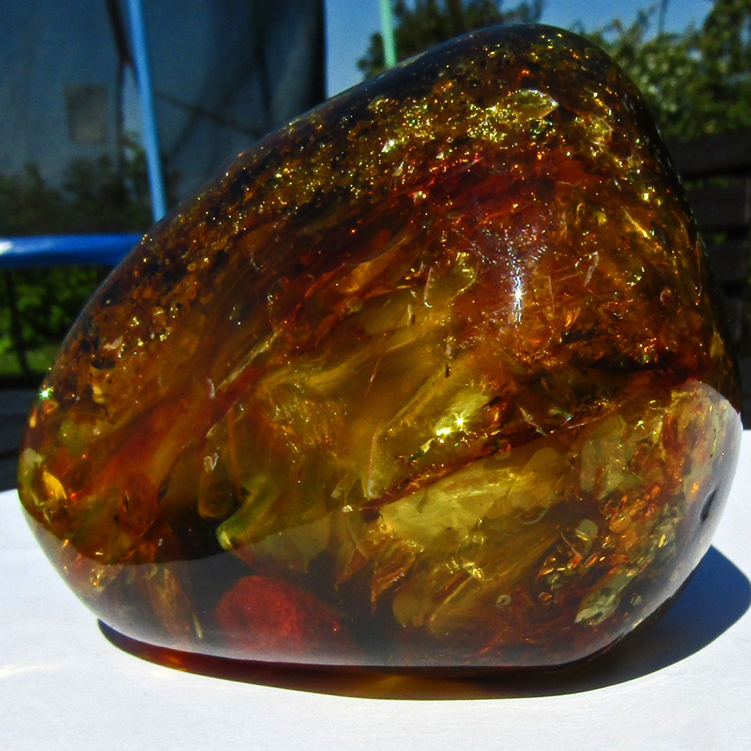 Imposantes Bernsteinstück poliert, teilweise durchscheinend