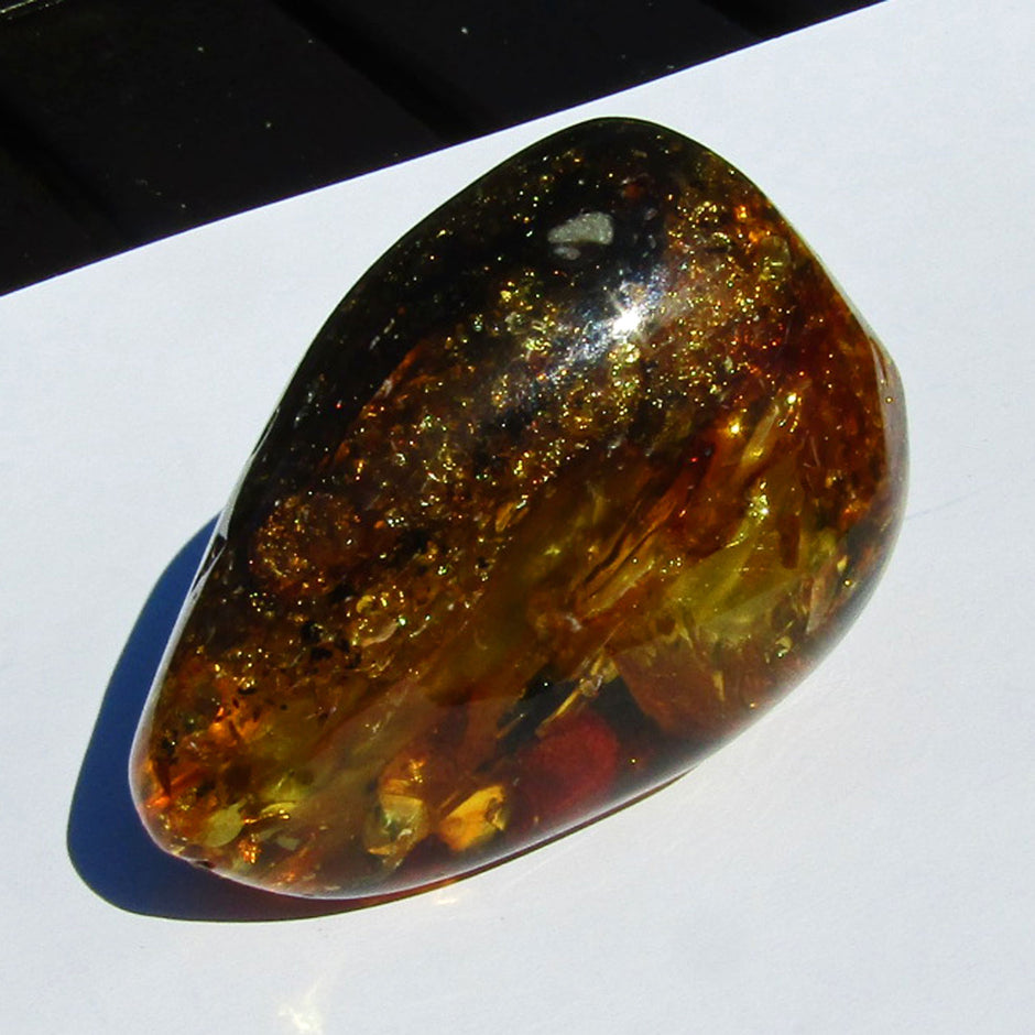 Imposantes Bernsteinstück poliert, teilweise durchscheinend