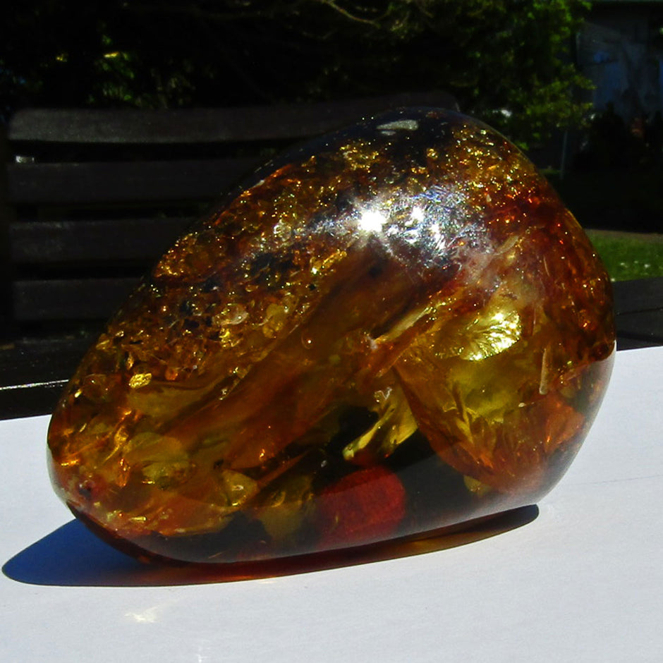 Imposantes Bernsteinstück poliert, teilweise durchscheinend