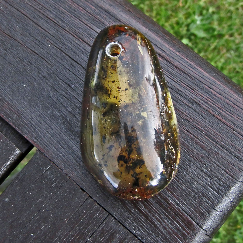 Dunkles Bernsteinstück, poliert und gebohrt, Unikat