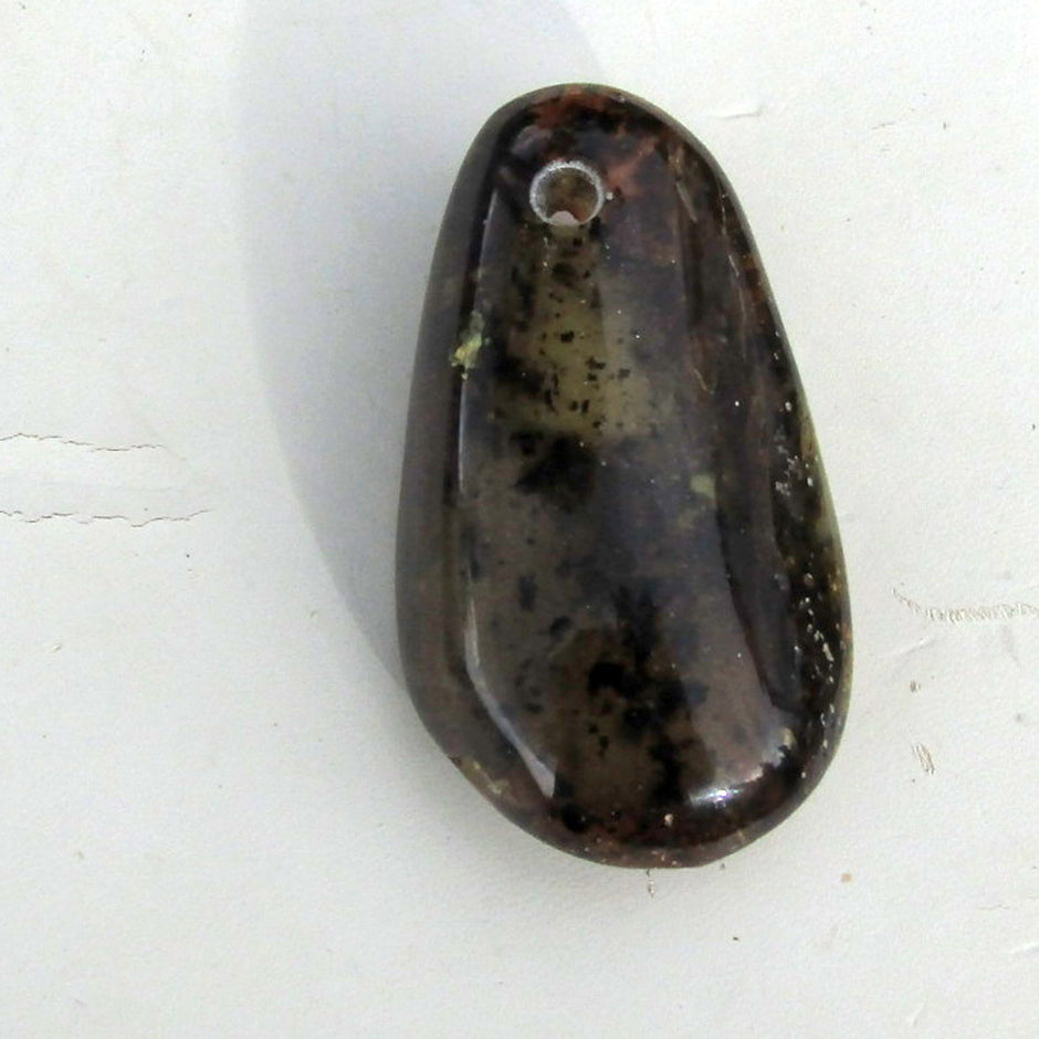 Dunkles Bernsteinstück, poliert und gebohrt, Unikat